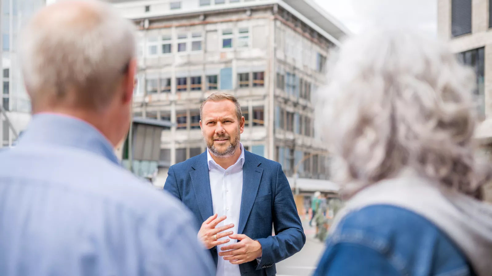 Robert vor Galeria Kaufhof